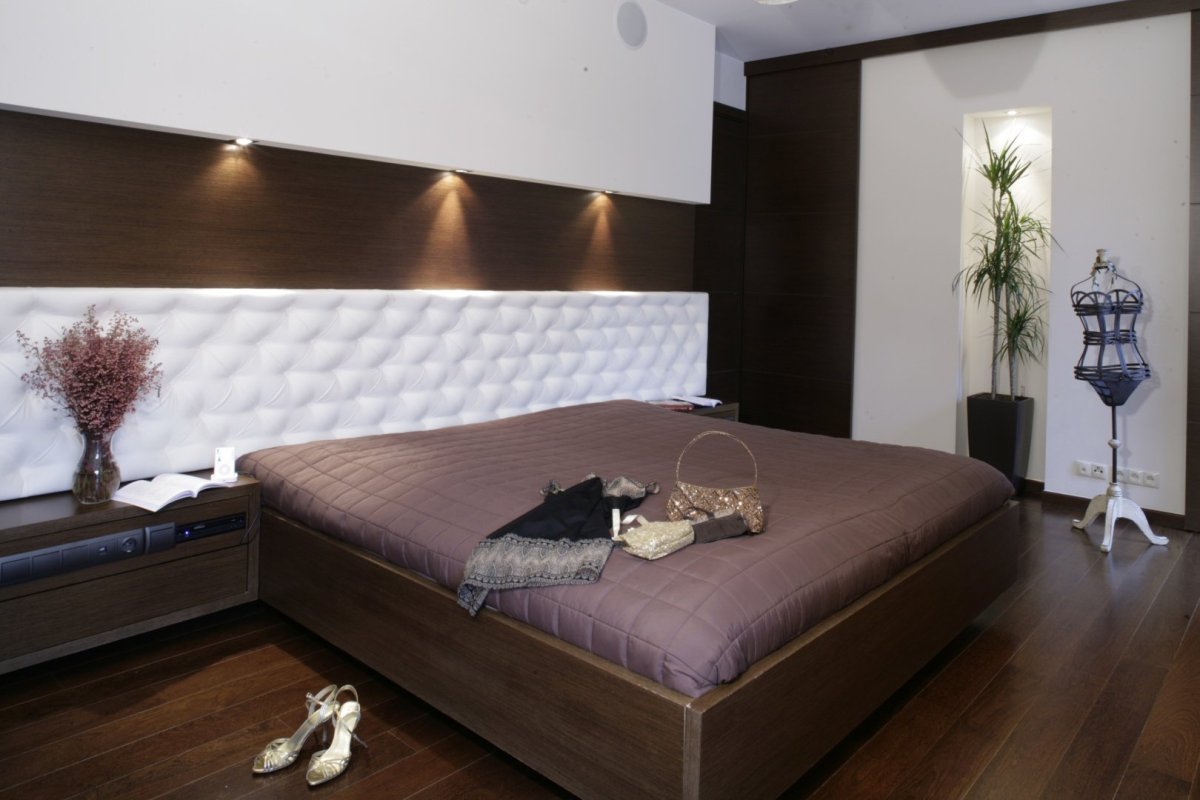 Маленькая спальня с большой кроватью