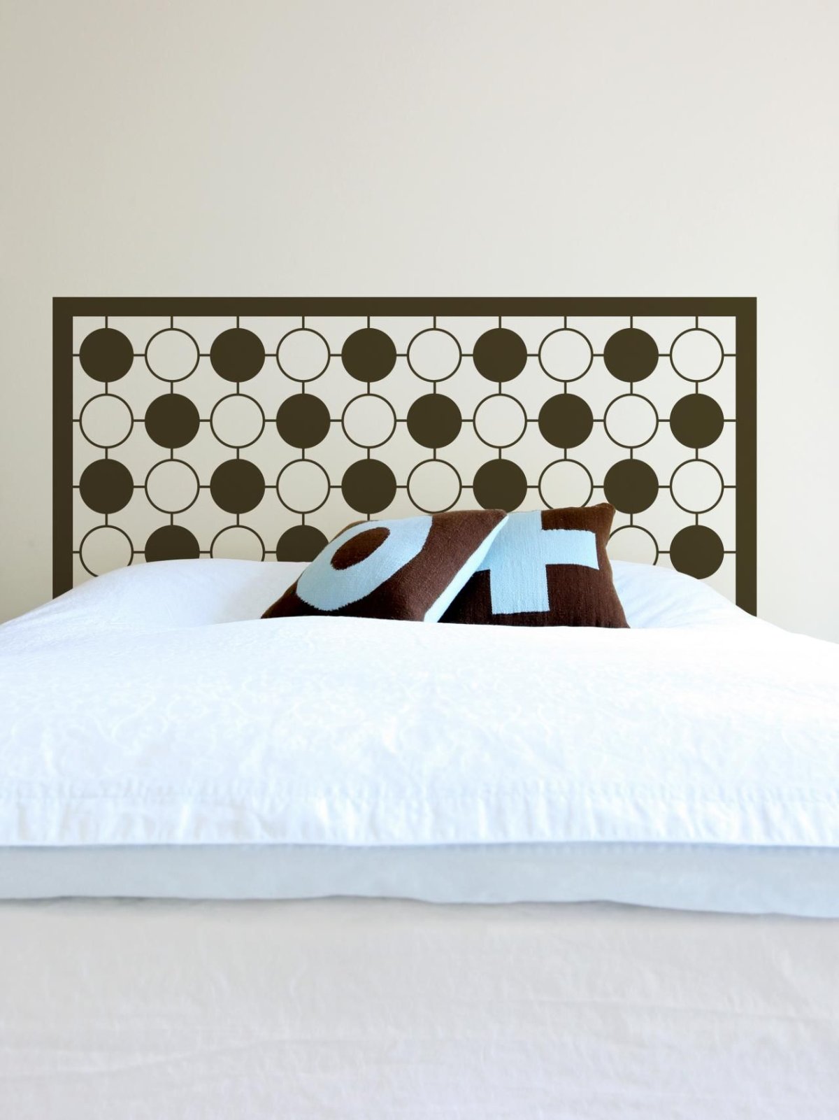 Маленькая спальня с большой кроватью