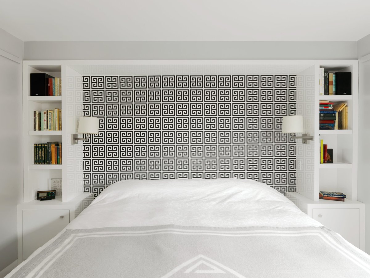 Фоторамки в изголовье кровати