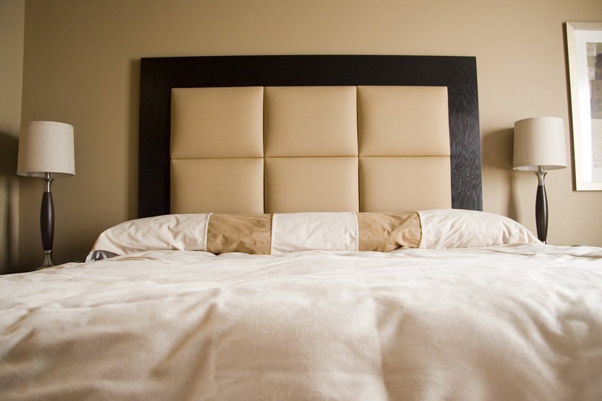 Спальня с одной темной стеной