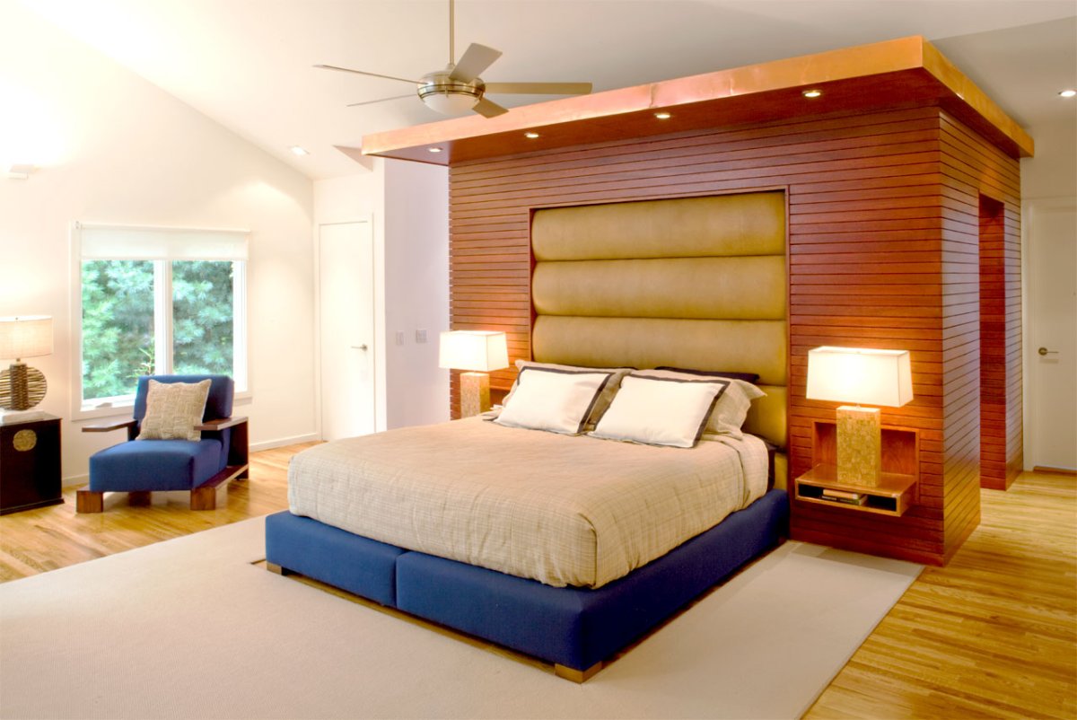 Кровать посредине спальни