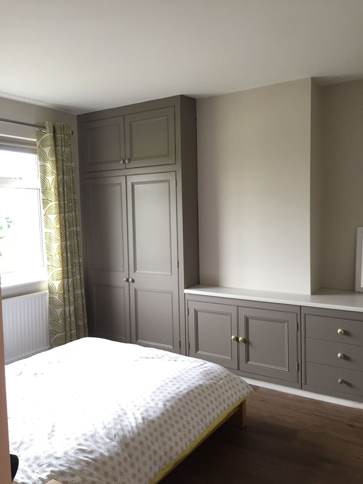 Телевизор встроенный в шкаф в спальне