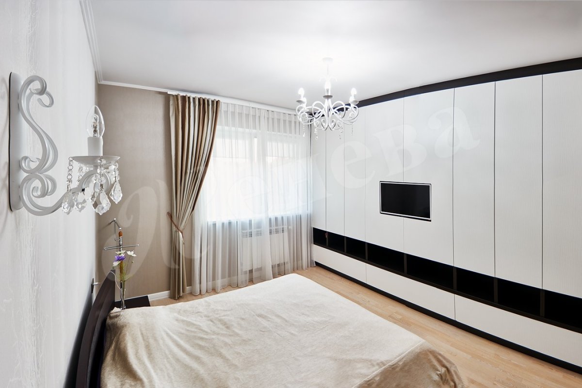 Спальня со шкафом во всю стену напротив кровати