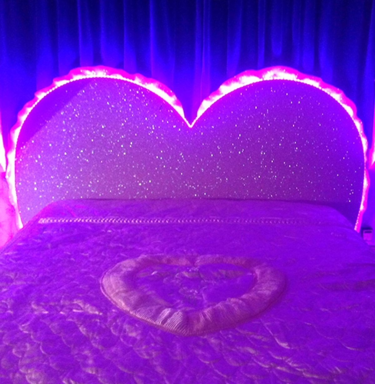 Неоновая комната с кроватью