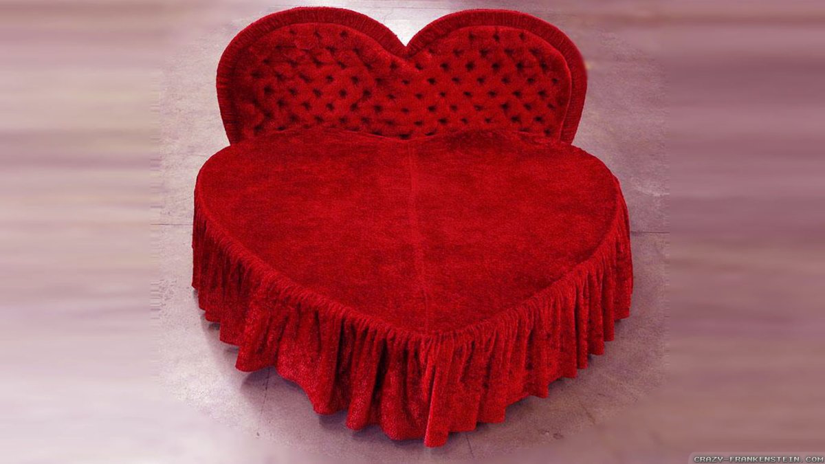 Постель в лепестках роз и свечи