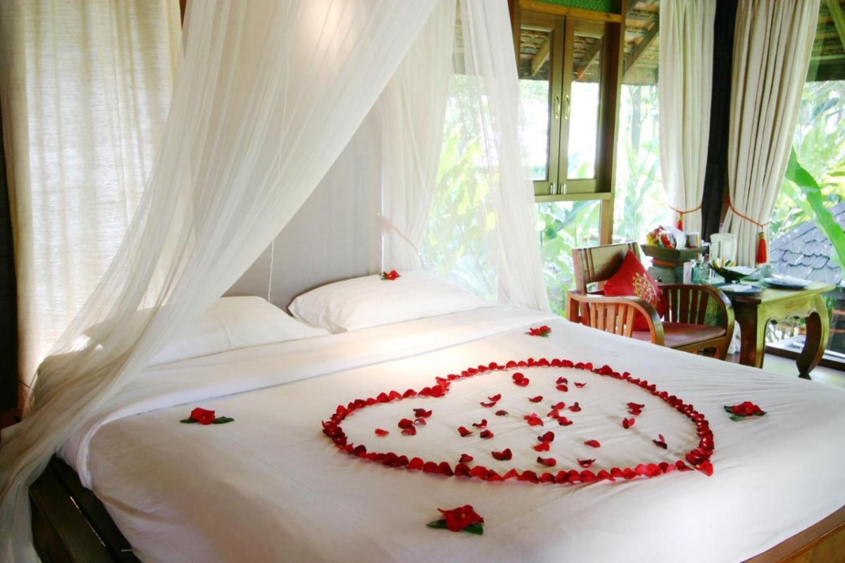 Накидка с сердечками на кровать