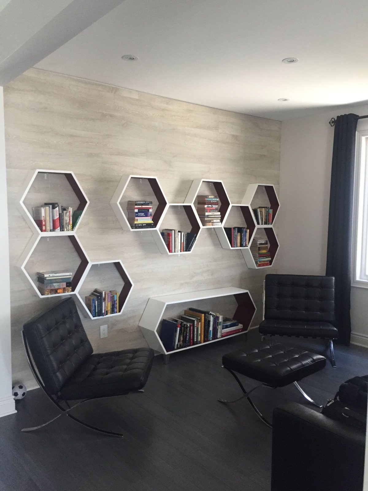 Настенные полки соты в интерьере