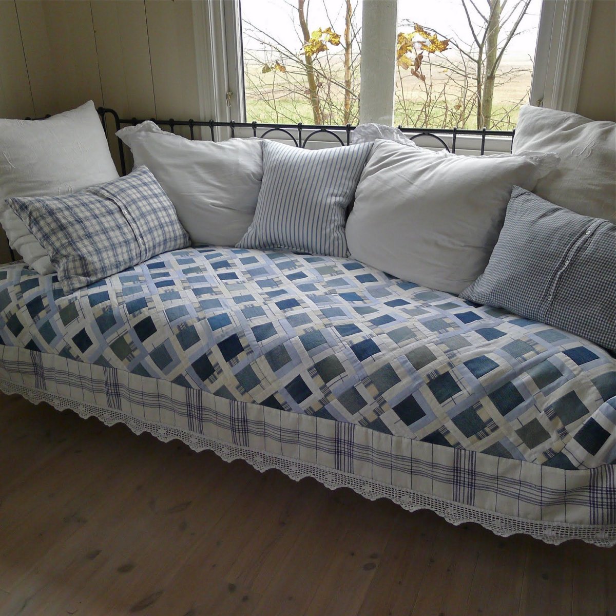 Кресло из джинсов