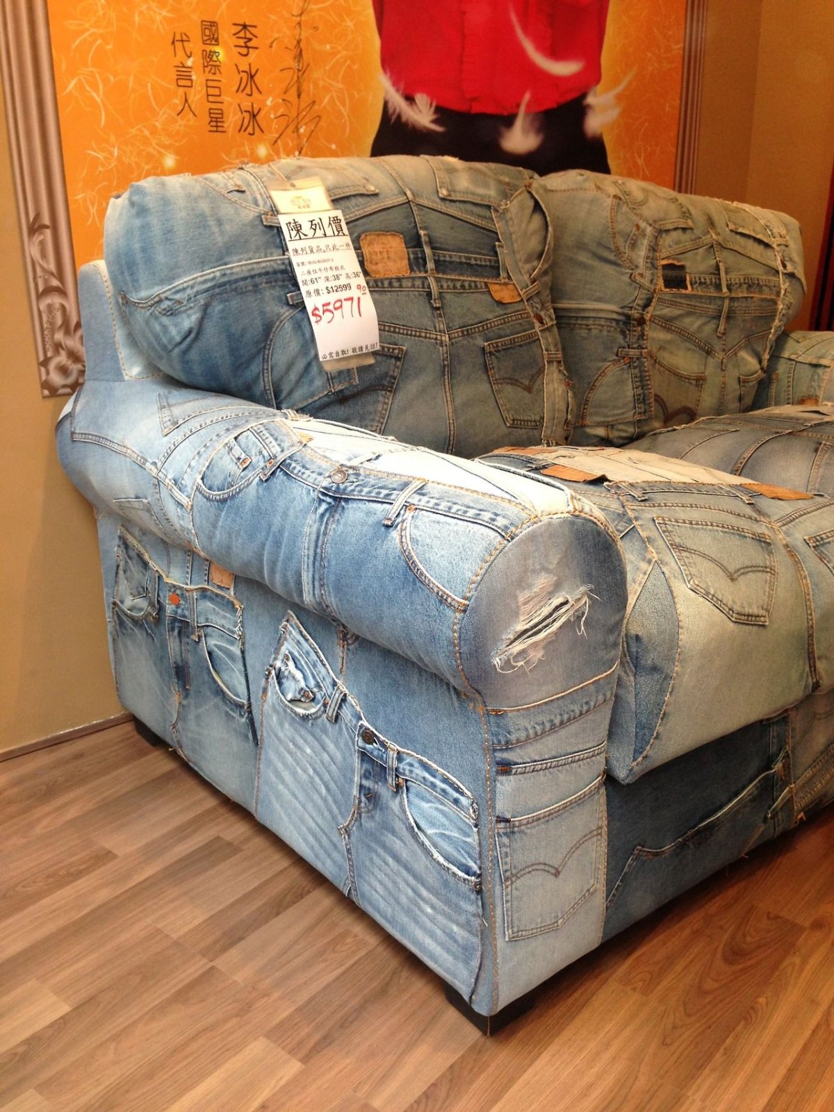 Джинсовый диван в интерьере