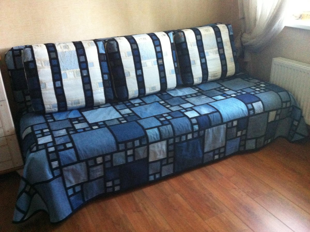 Чехол на диван из старых джинсов