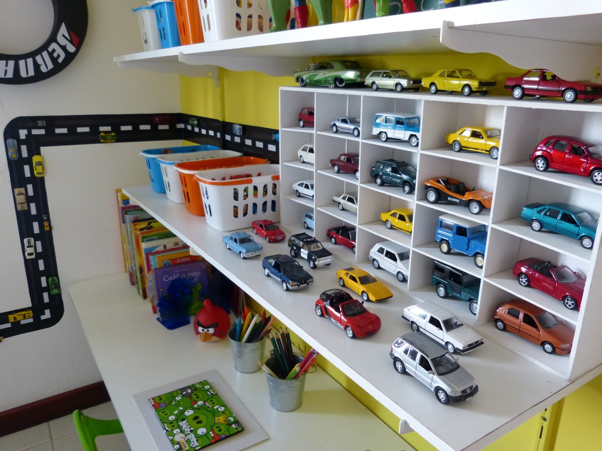 Полочки для машинок в детскую комнату