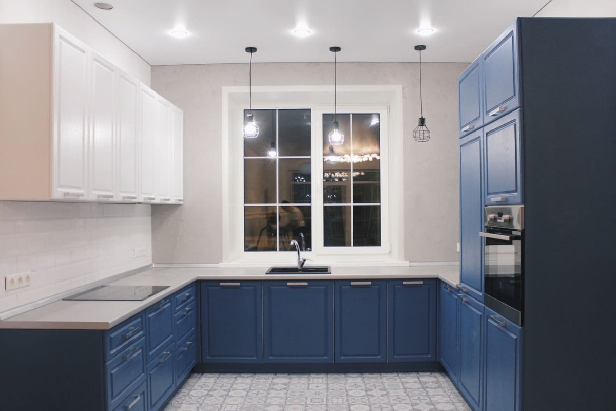 Кухонный гарнитур п образный с окном