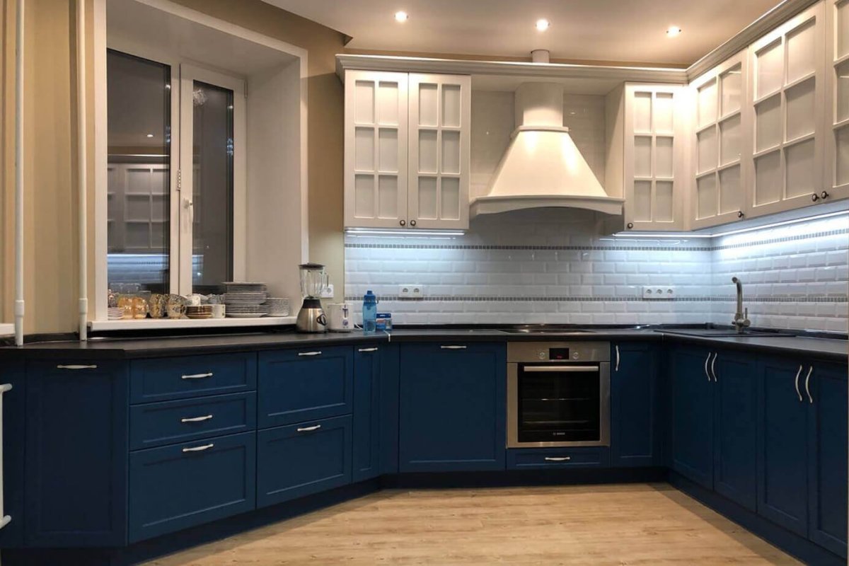 Кухня с синими фасадами