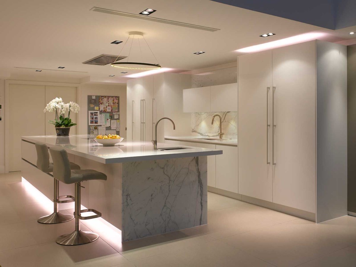 Духовка в углу кухни