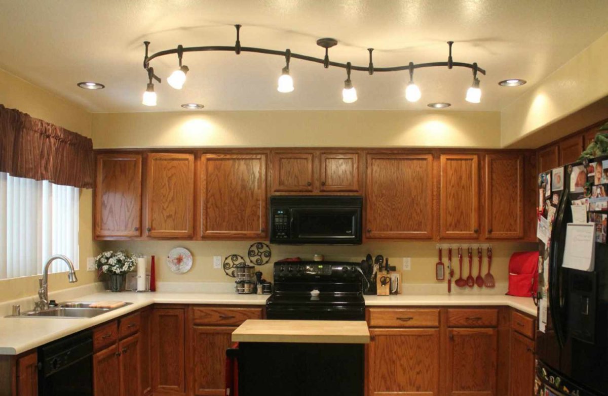 установка точечных светильников на кухне над рабочей зоной