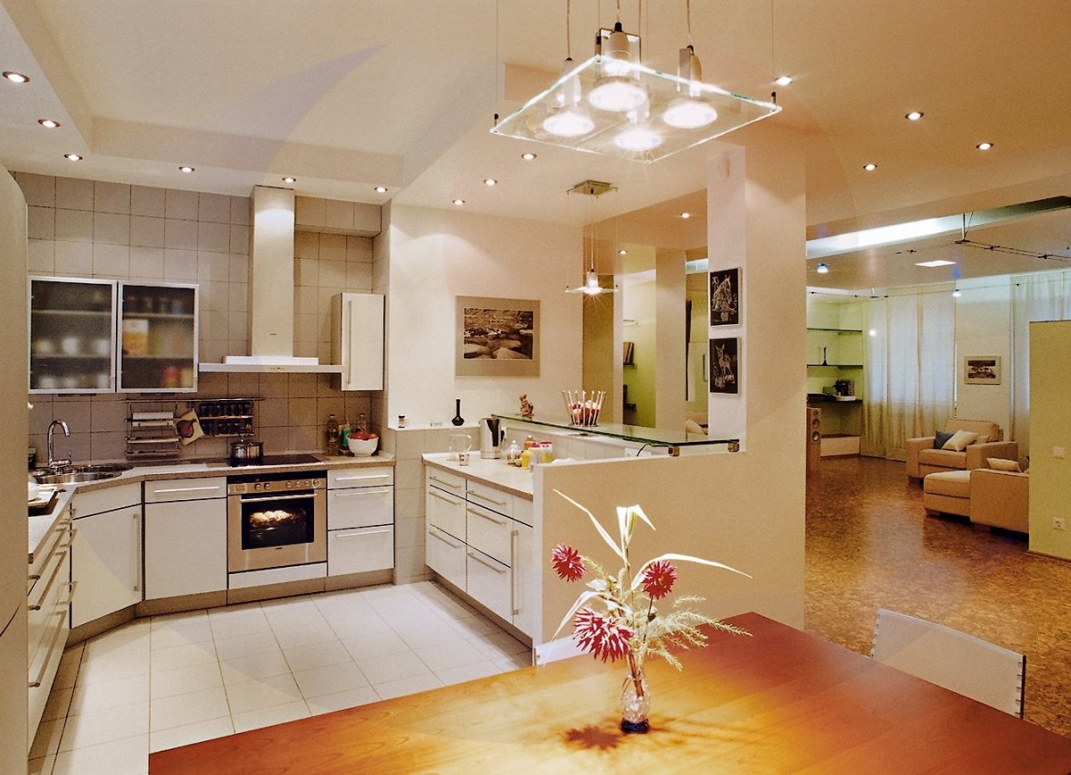 Точечные светильники в интерьере кухни