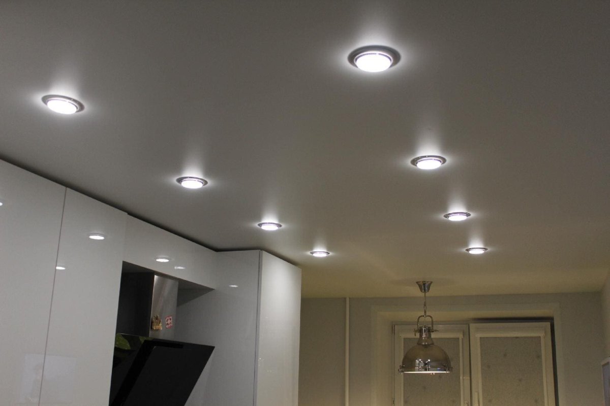 Точечные светильники на кухне размещение