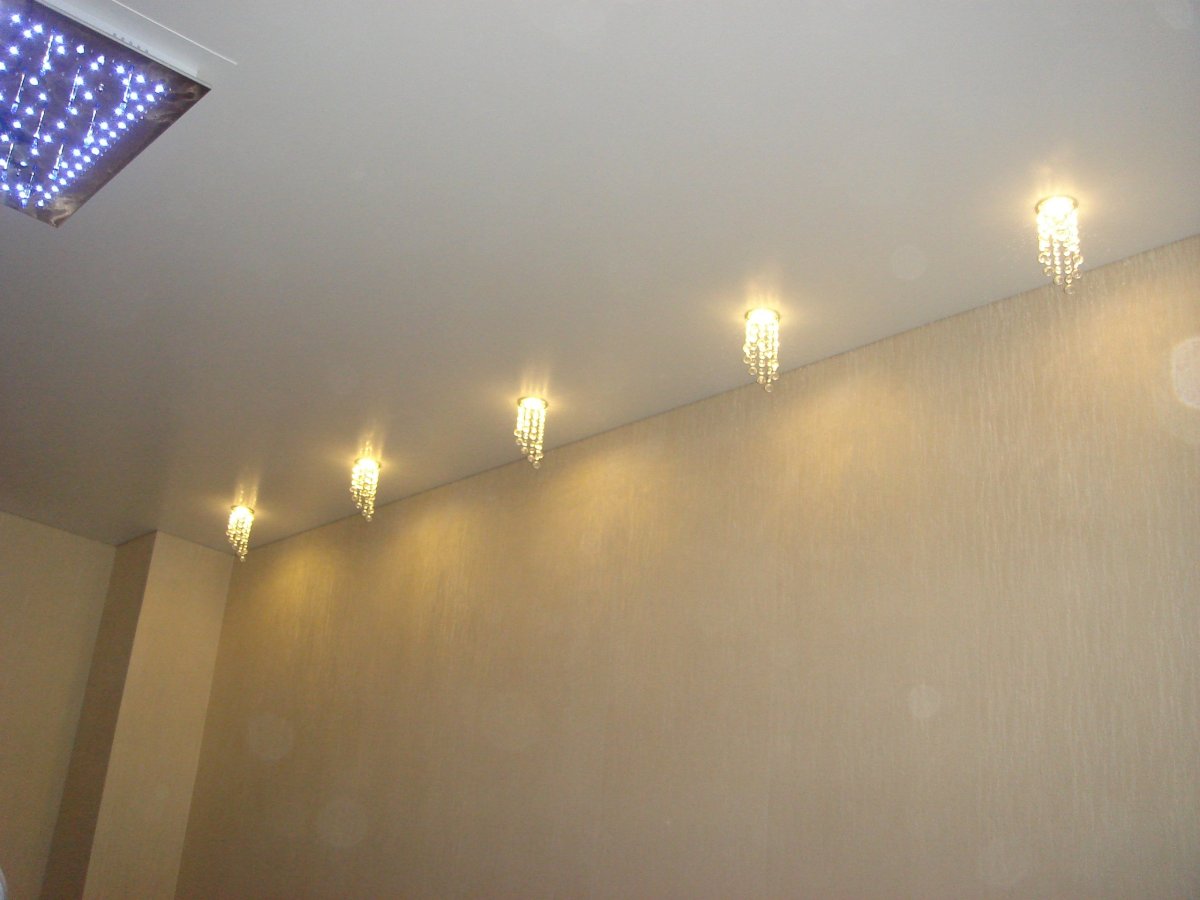 Расположение лампочек на натяжном потолке