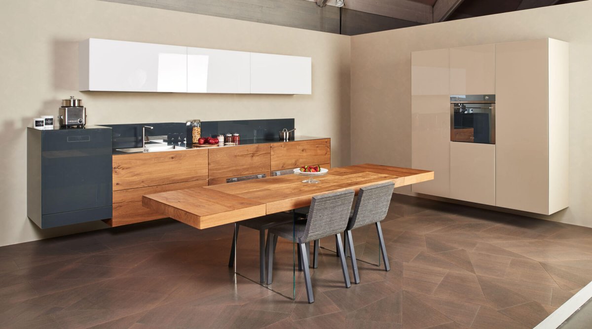 Кухня с подвесными тумбами