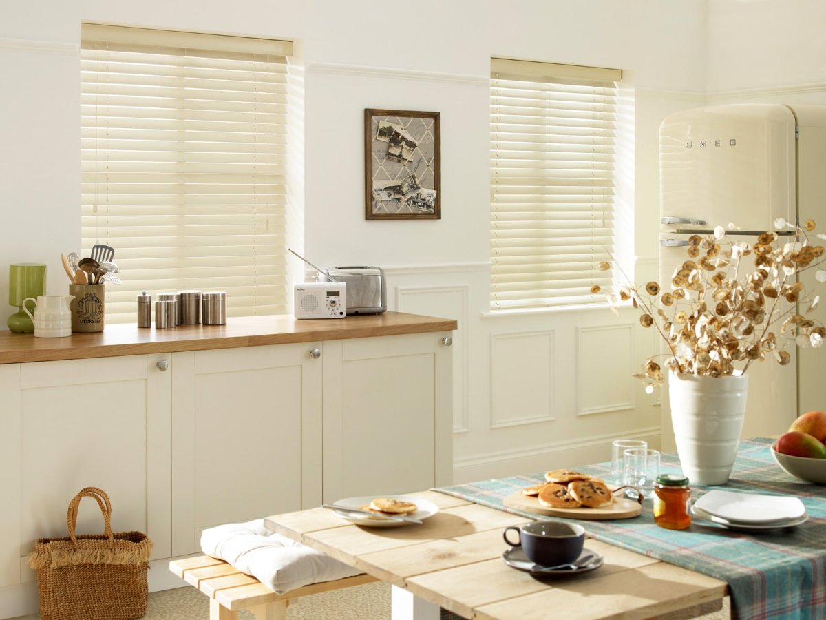 Кухня с жалюзийными лверками