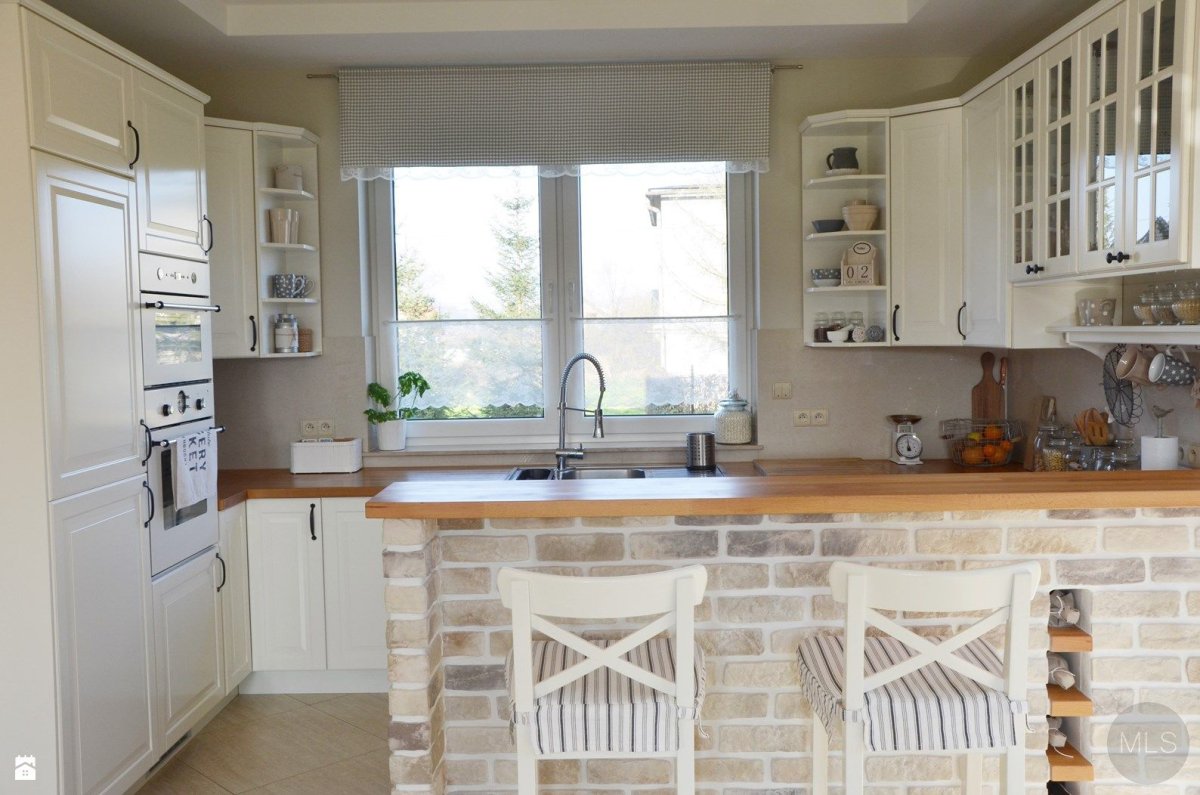 Деревянные жалюзи на кухне