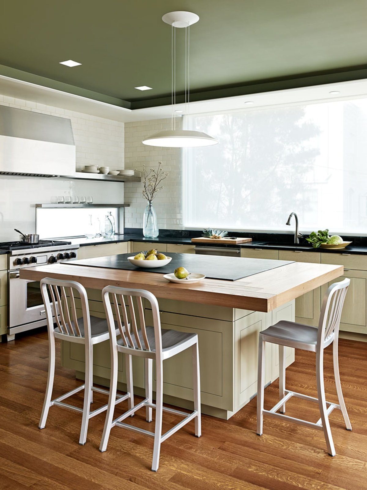 Кухня столовая с островом