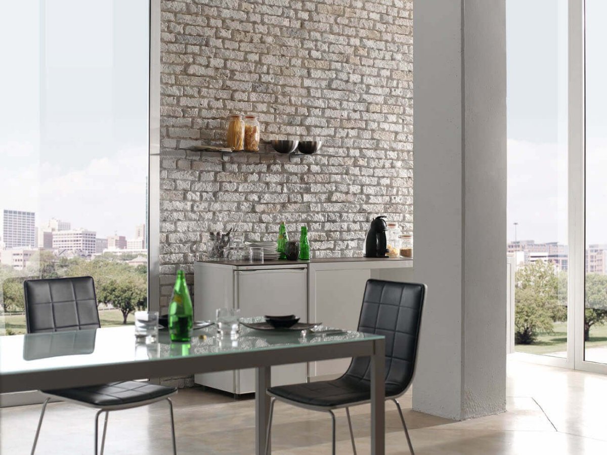 Серая кухня с кирпичной стеной