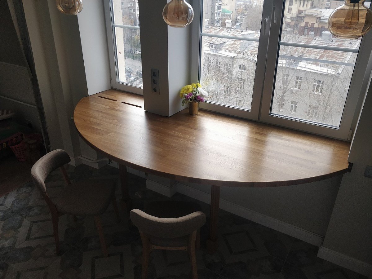 Стол-подоконник на кухне