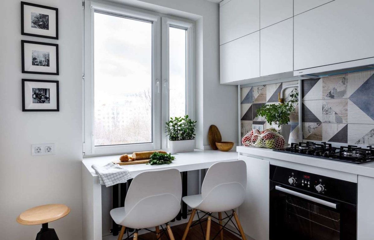 Стол-подоконник на кухне