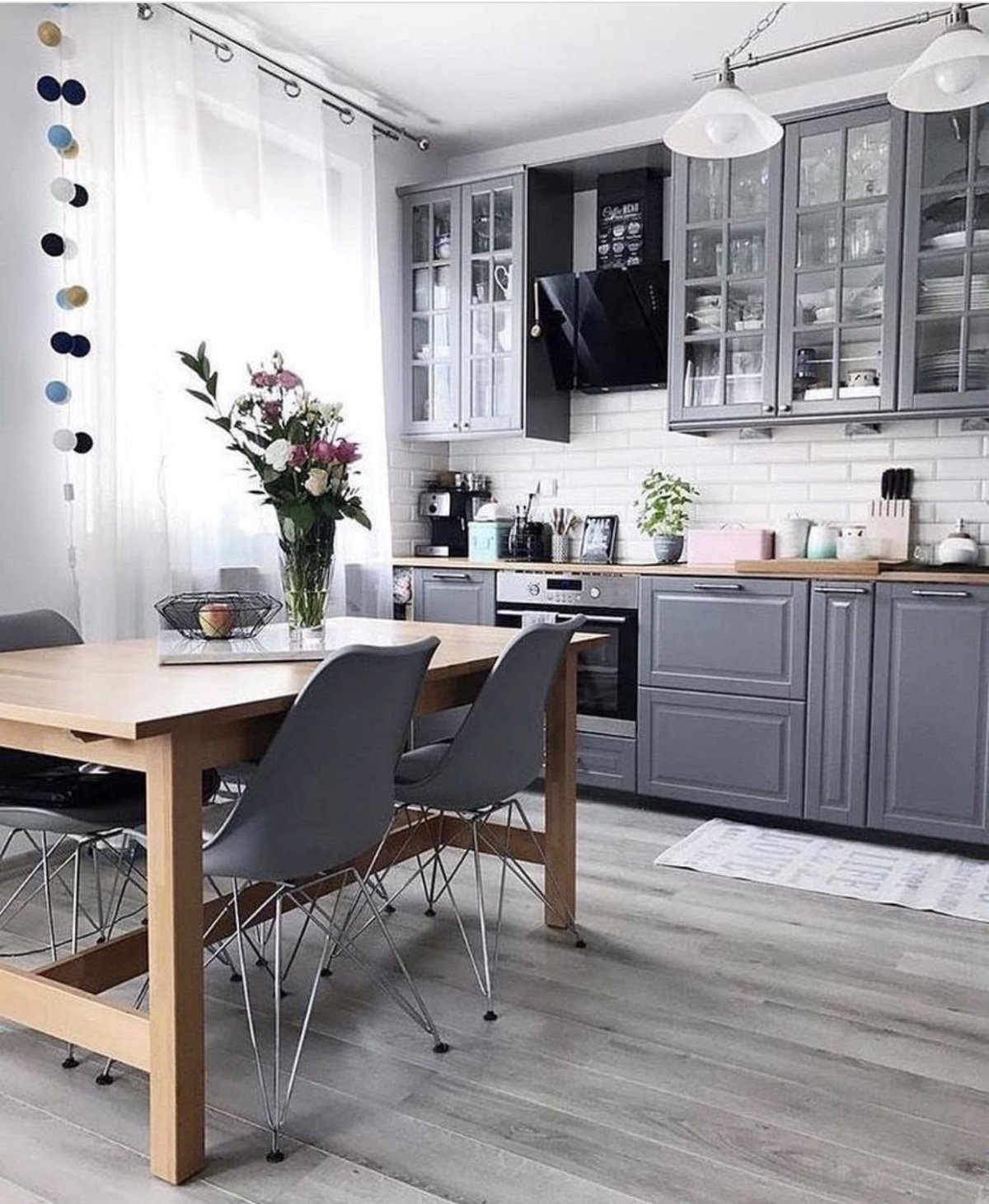 Серо белая кухня с деревянной столешницей