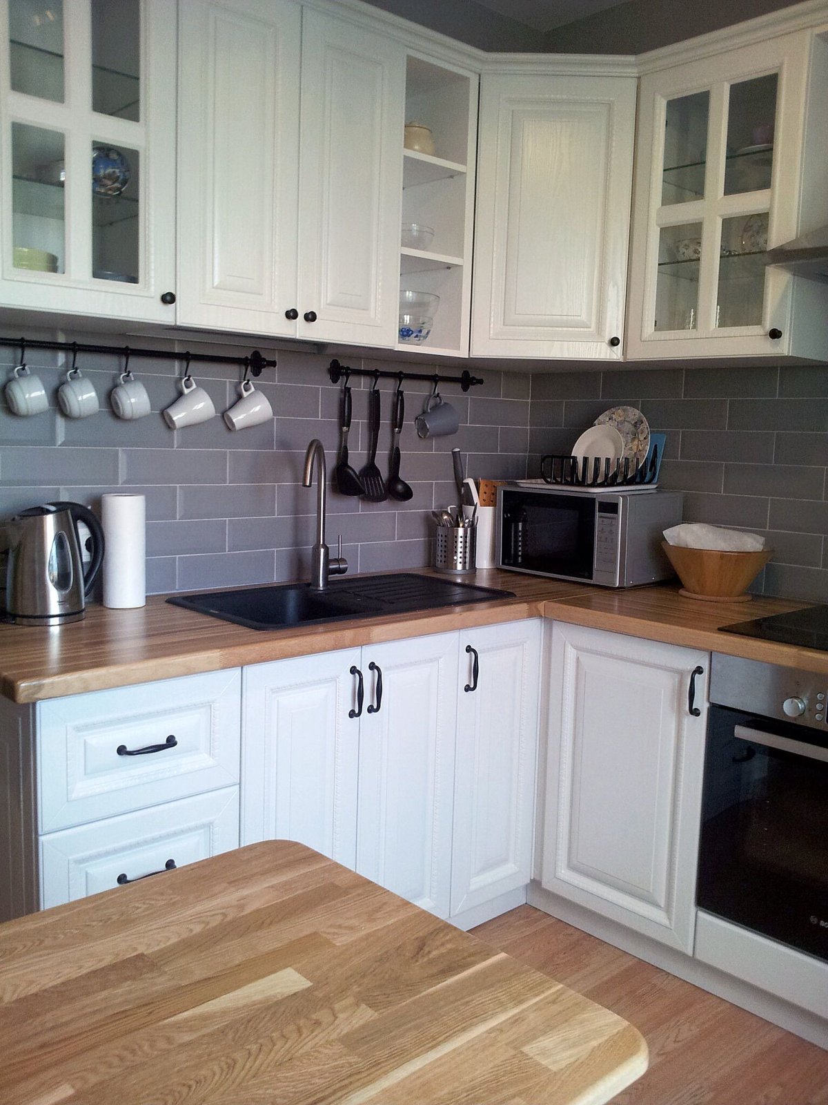 Кухня с серым полом