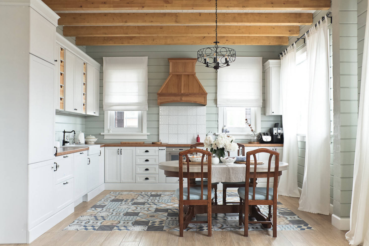 Декор стены в обеденной зоне