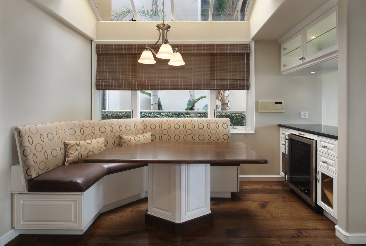 Обеденная зона с диваном