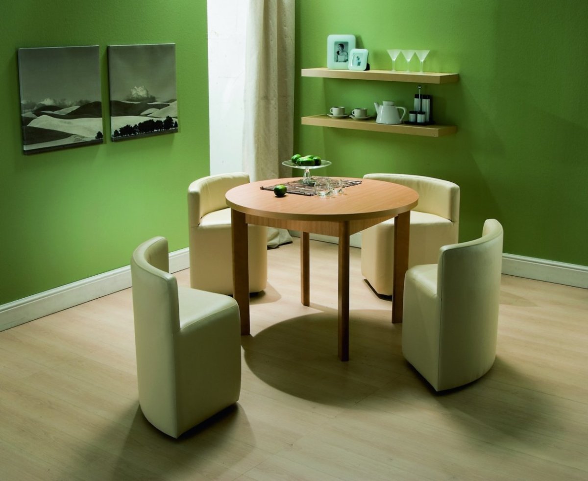 Круглый стол на маленькой кухне