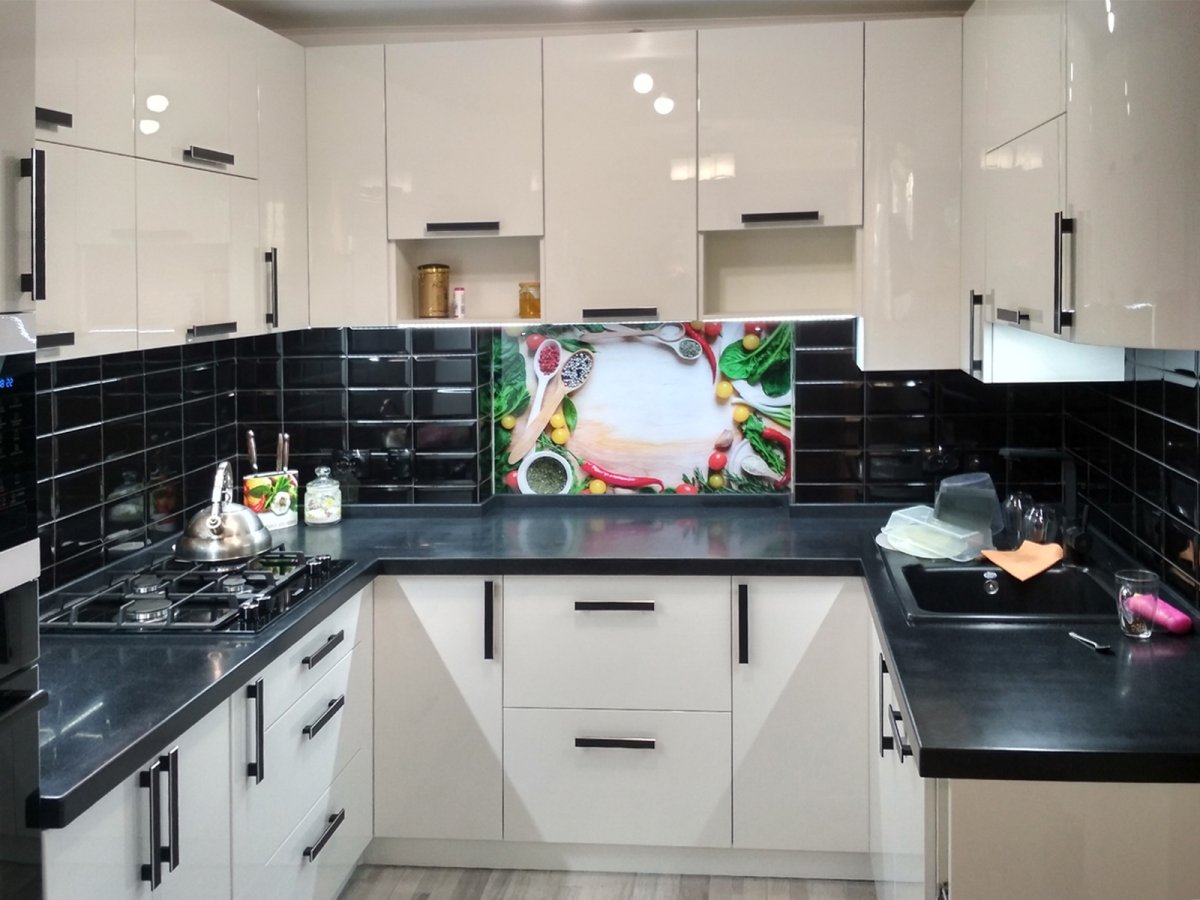 Черная стена в интерьере кухни