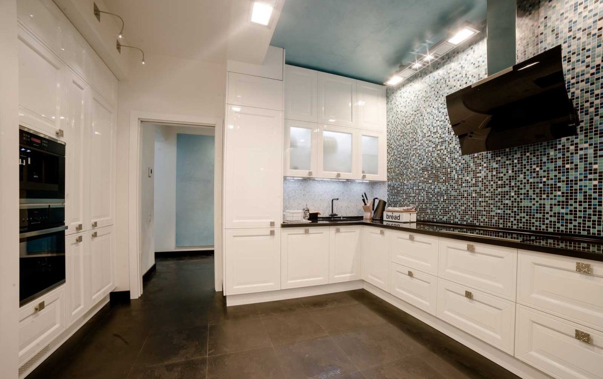 Красная кухня с черной столешницей