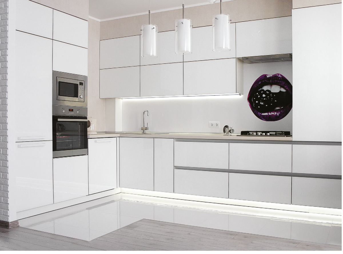 Белый кухонный гарнитур с интегрированными ручками
