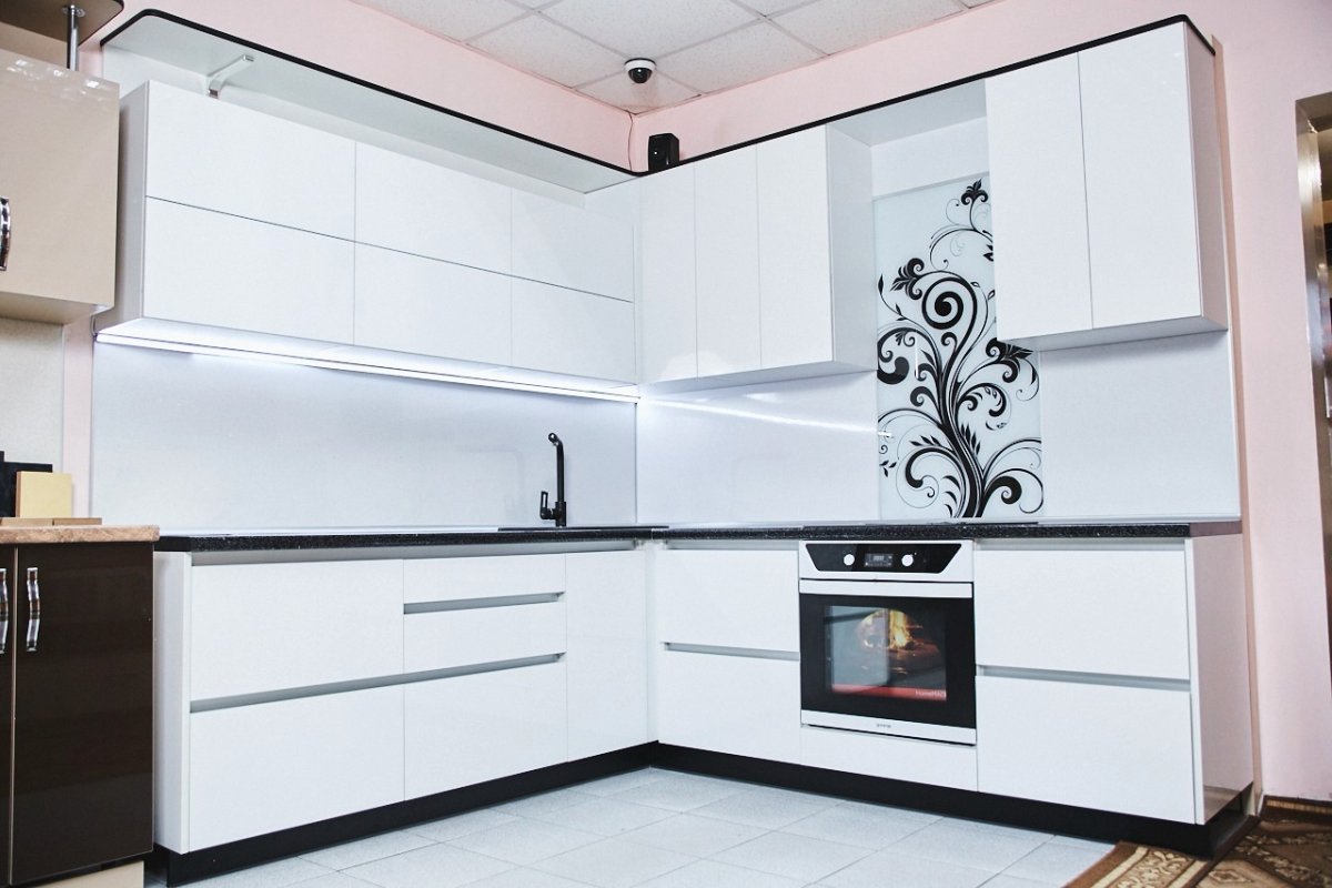 Угловая кухня без ручек