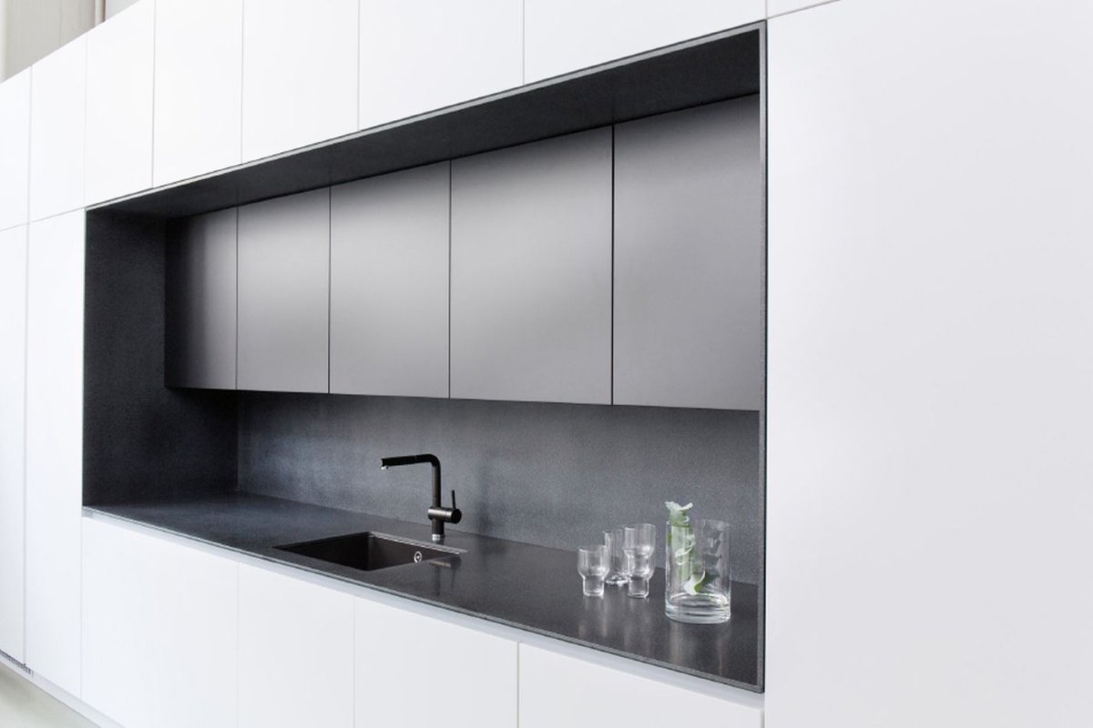 Кухня с двумя верхними шкафами