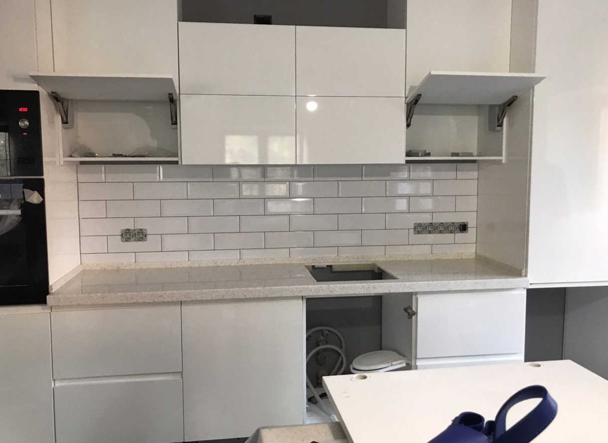 Кухня икеа Воксторп с антресолью