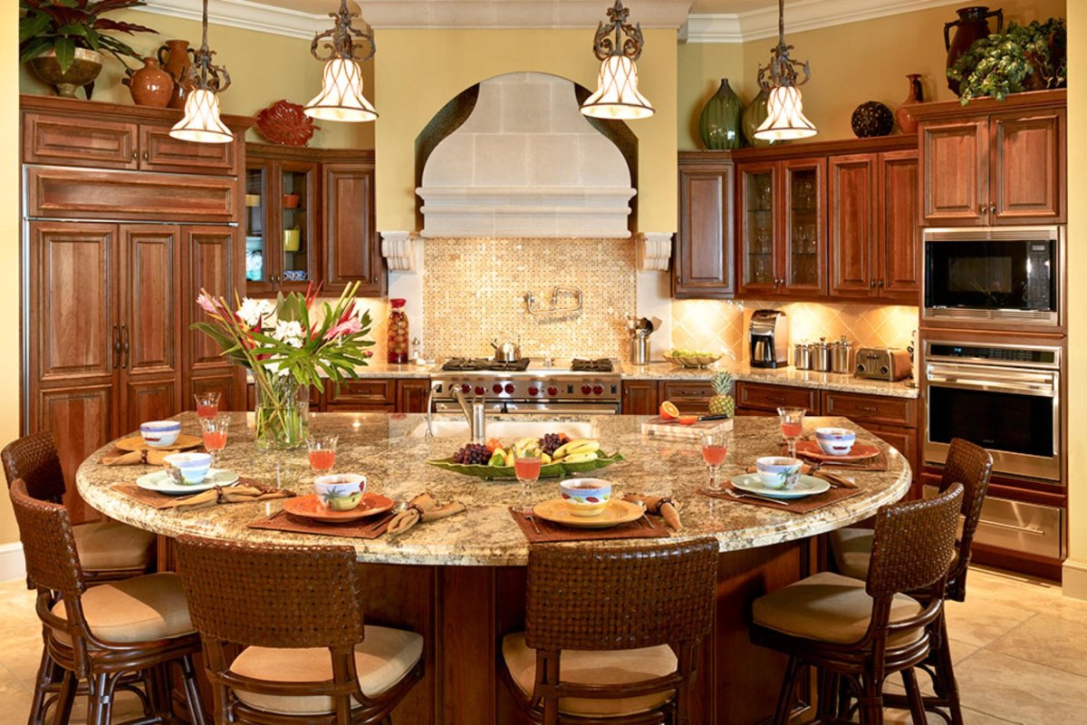 Накрытый стол на кухне