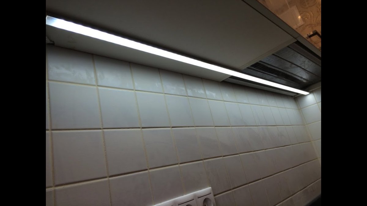 Профиль для светодиодной ленты Geniled угловой узкий 17×17×2000 м16 12033