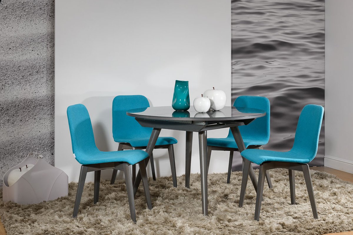 Стол с бирюзовыми стульями