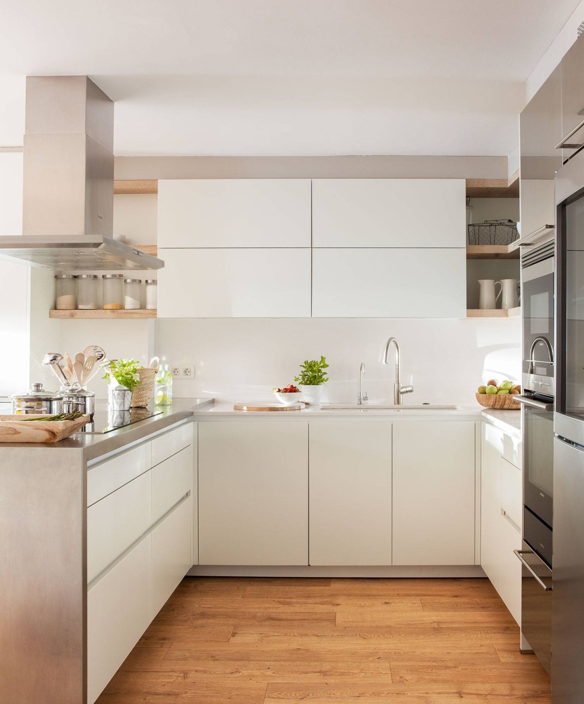 Современные кухни п образные