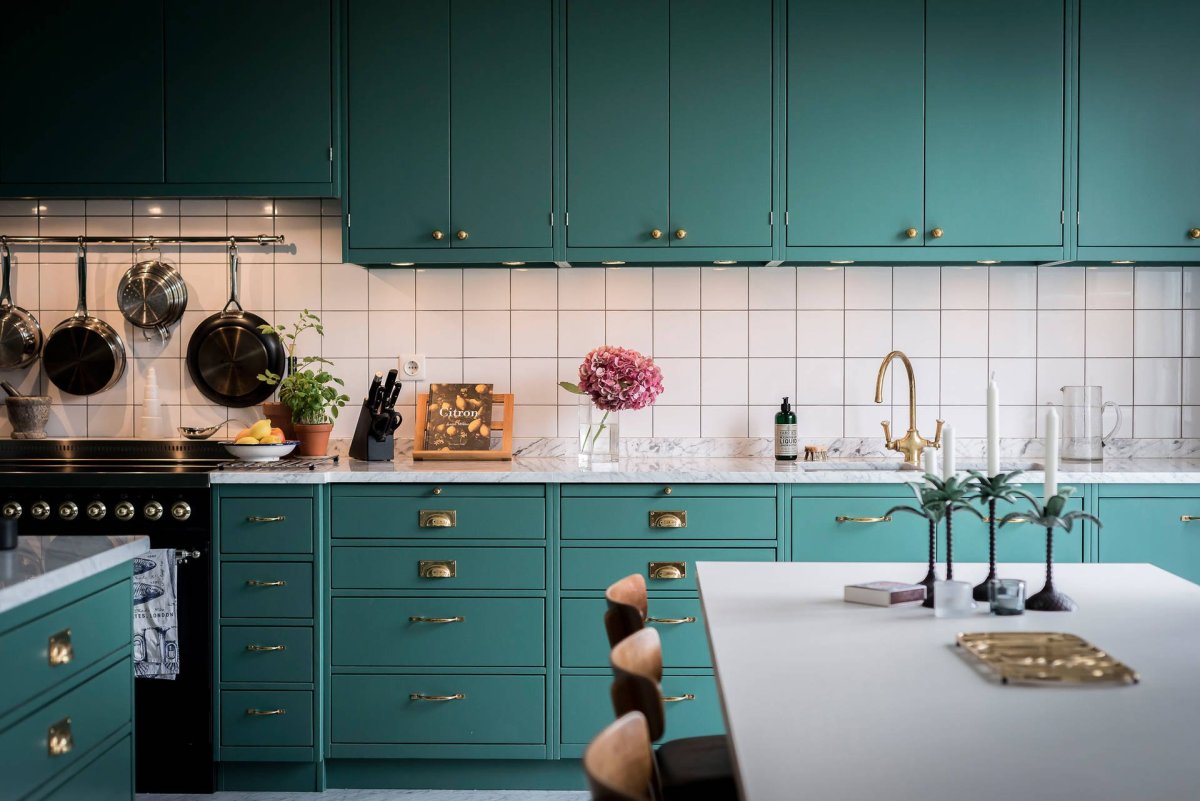 Кухня зеленая с золотом