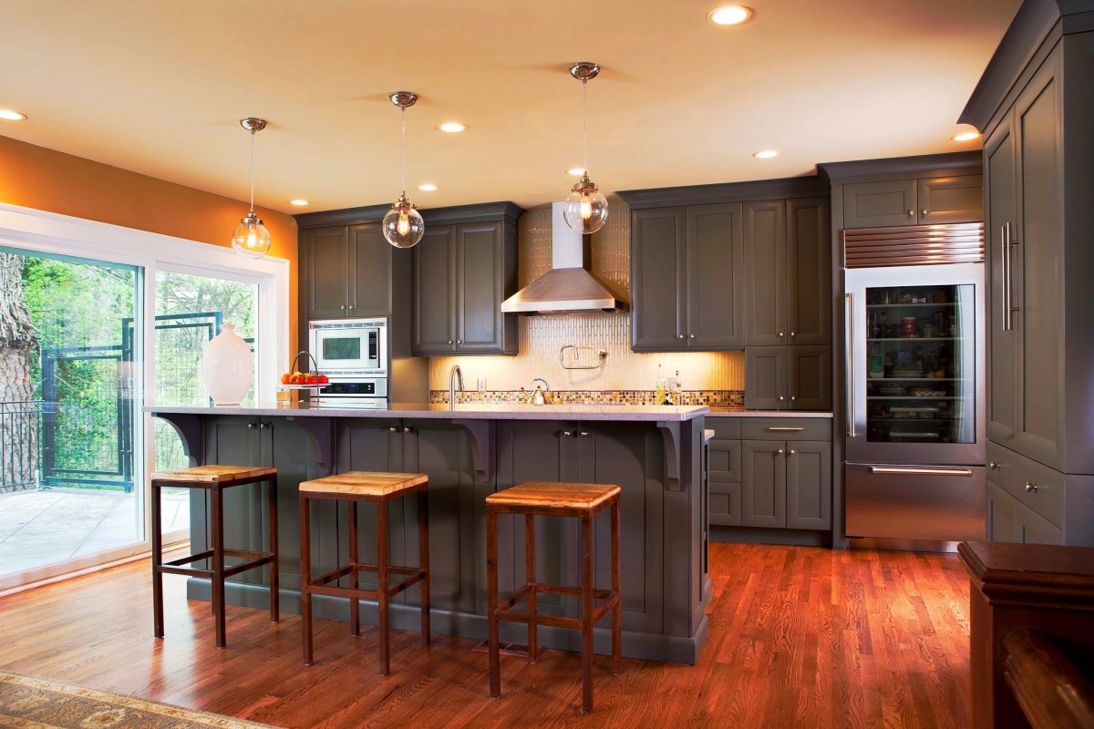 Серая кухня деревянный пол