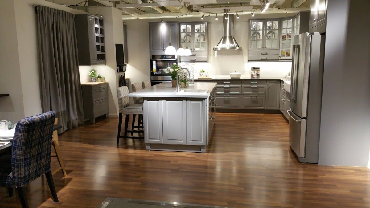 Сине серая кухня с деревянной столешницей