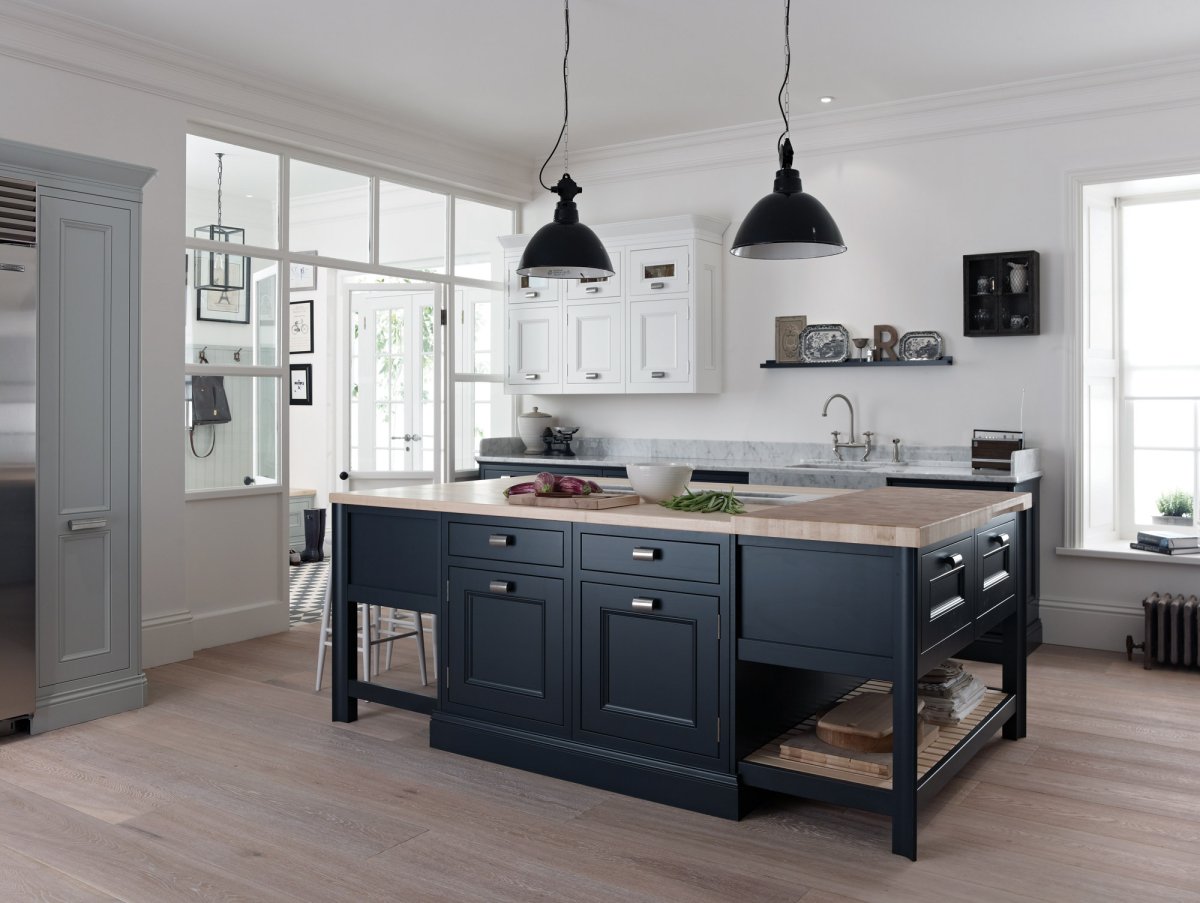 Белая кухня серый пол