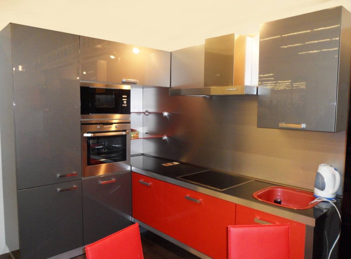 Кухонные гарнитуры красные с встраиваемой техникой