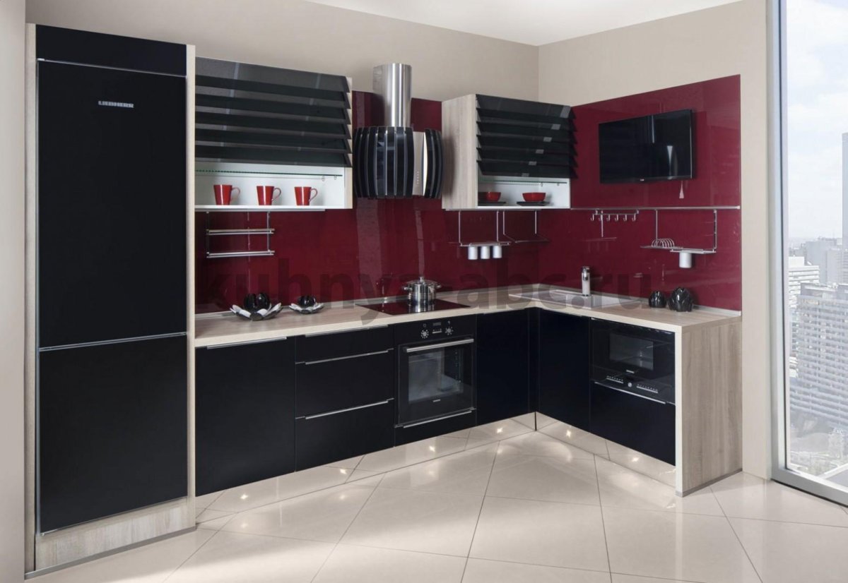 Угловая кухня с холодильником